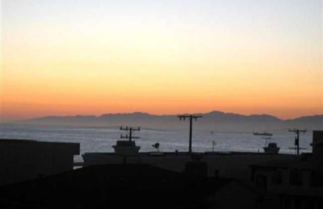 OCEAN VIEW FURNISHED TOWNHOME IN THE HEART OF MANHATTAN BEACH! - 204 15th Place, Manhattan Beach, CA 90266