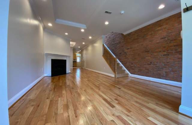 1522 Newton St A Gallery 3