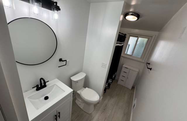 Three Bedroom / 1.5 Bathroom House AVAILABLE October Gallery 4