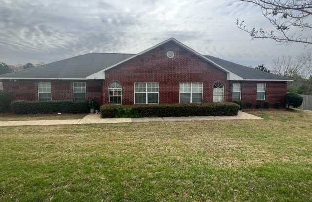 Well-Located 3BR Duplex with Easy Commute Access - 448 East Veterans Boulevard, Auburn, AL 36832