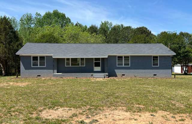 Spacious 4-Bed, 2-Bath Country Home - 1 Acre of Privacy photos photos