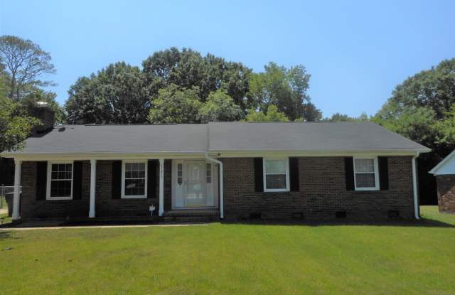 Lovely 3 Bedroom 2 Bath Brick Ranch - Completely Renovated Gallery 3