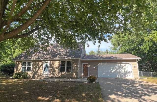 Charming 3-Bed, 2-Bath Home with Garage  Spacious Yard – Northside Holland photos photos