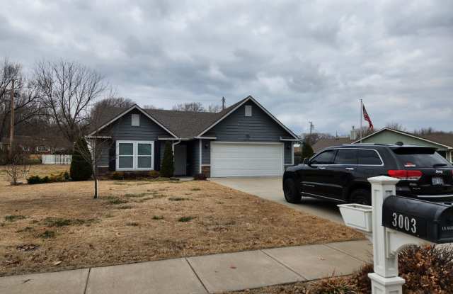 Beautiful newer home with everything on main level in Seaman Schools Gallery 3