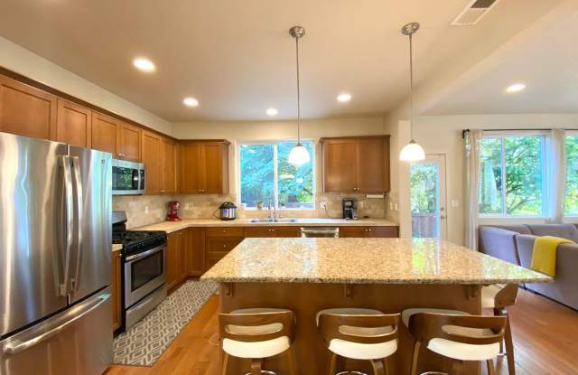 Spacious 4 Bed, 3 Bath House - 17140 Southwest Tybalt PI, King City, OR 97224