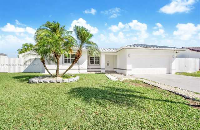 12885 SW 207th Ter photos photos