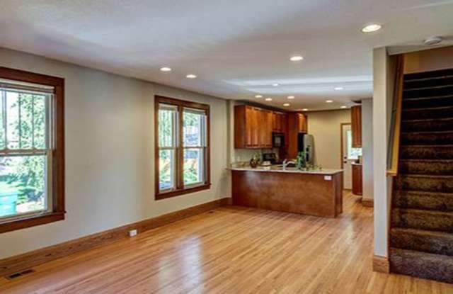 5-Bedroom, 3-Bath House Close to U of M Campus Gallery 3
