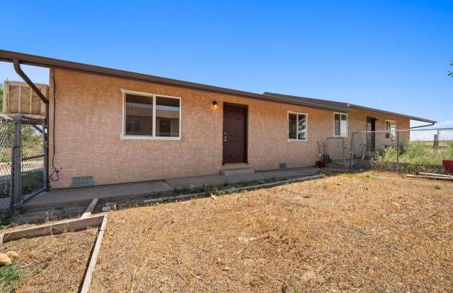 Great 2/1 Townhome WITH YARD in Pueblo West photos photos