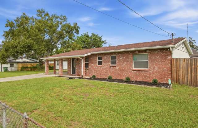 Tampa Home with Large Fenced Yard & Covered Parking Gallery 4
