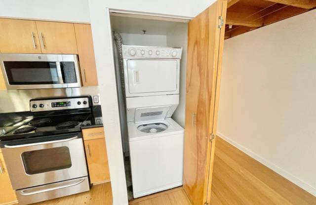 HUGE 2 Level 2br/1.5Ba Loft, High Ceilings, Laundry, Central Location! PROGRESSIVE Gallery 4