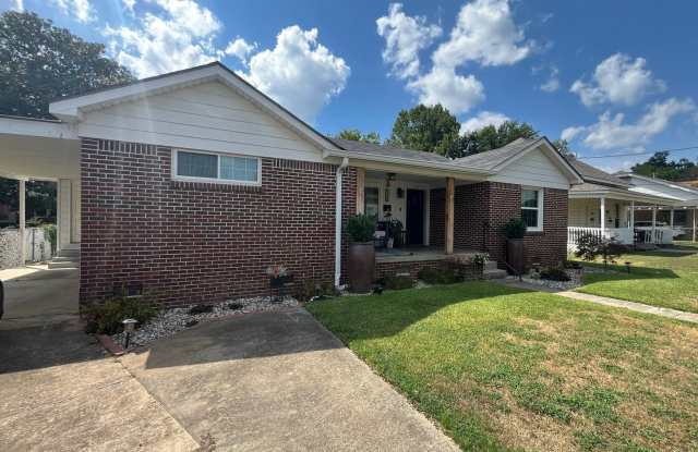 Beautifully Remodeled 3 Bedroom 2 Bathroom house walking distance from Downtown Benton at 312 Short Street. Gallery 3