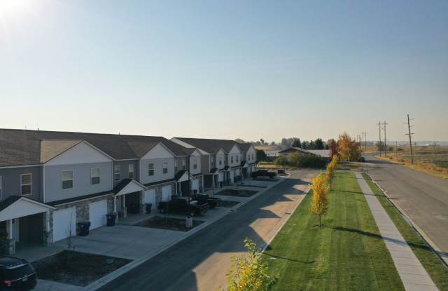 Modern 3 Bed 2.5 Bath Townhome in Sugar City! Gallery 1