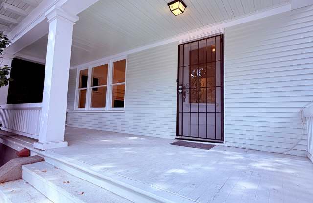Spacious 3-story 4-bedroom, 2.5 baths home on Eastlake Gallery 3