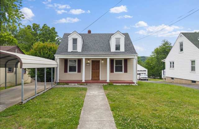 4 Bedroom/1 Bathroom Home with Fenced Yard Available in SE Roanoke! photos photos
