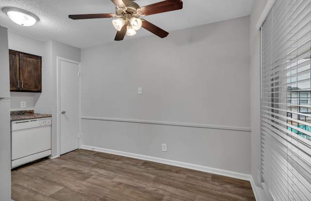Glen Oaks Apartments Gallery 2