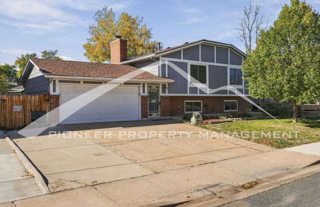Spacious Home with Wood Fireplace and Deck Gallery 1