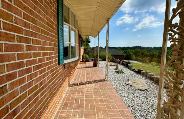 Three Bedroom with Mountain Views And Fenced Yard Moments from Downtown Christiansburg Gallery 3