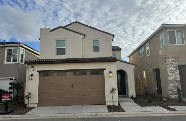 1118 Royalty Way West - 1118 Royalty Way West, Madera County, CA 93636