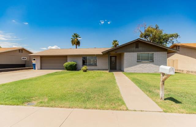 4 BED 2 BATH HOME NEAR ASU WITH UPGRADED KITCHEN AND STAINLESS STEEL APPLIANCES! - 1330 West 12th Street, Tempe, AZ 85281