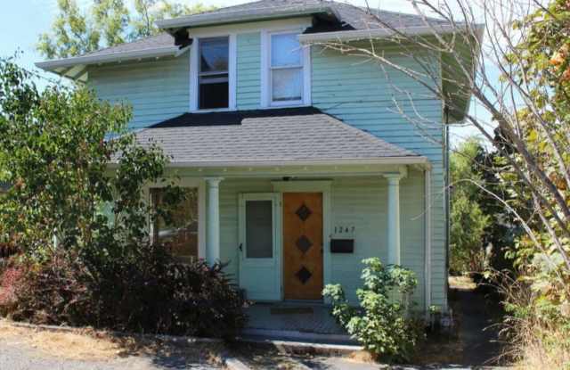 5 bedroom, 2 bath home available in York neighborhood! photos photos