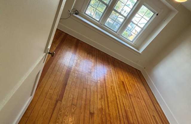 Spacious 3 Bedroom with fenced in back yard - 330 East Lake Street, Toledo, OH 43608