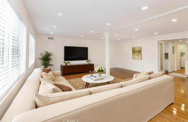 1610 N Hoover Street photos photos