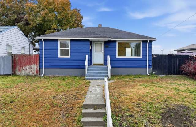 Charming 4 Bed, 2 Bath w/ Garage! *HOLIDAY SPECIAL: $1,000 OFF!* - 2229 West Broad Avenue, Spokane, WA 99205
