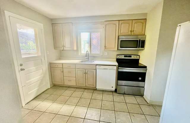 Squirrel Hill - 3 Bedroom, 1.5 Bath Great Location on Shady Ave Gallery 3