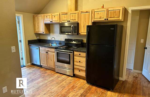 Cozy 2 Bedroom, 1 Bath in the Heart of Medford - 1016 West 11th Street, Medford, OR 97501