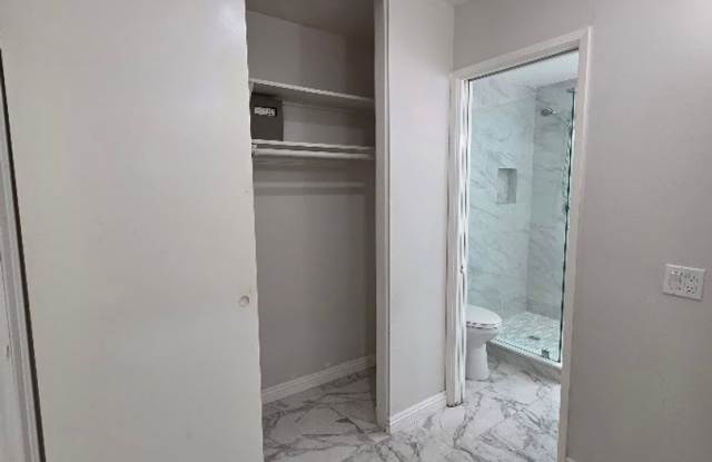 SPACIOUS 4BD/2BA WITH GARAGE, LAUNDRY AND FRONT AND BACK YARD THAT IS PET FRIENDLY!! Gallery 4
