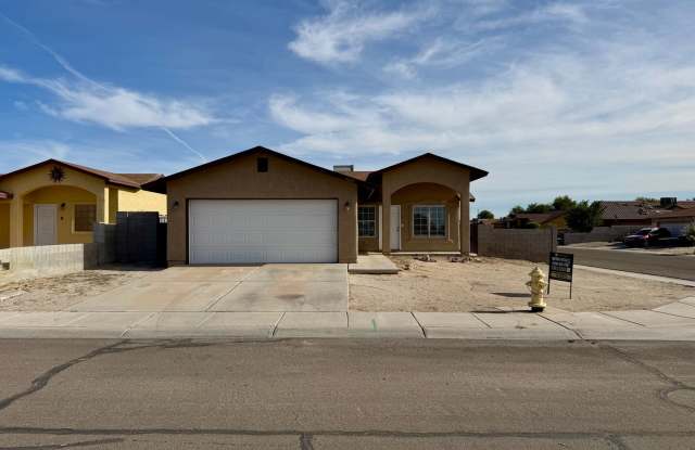 Four Bedroom Corner Lot San Luis Home Fully Fenced Lot - Casa de 4 Recamaras - 1627 Nydia Avenue, San Luis, AZ 85336