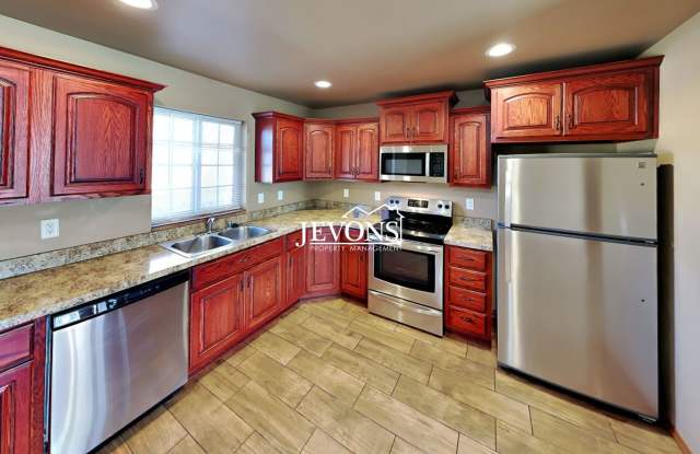 Spacious 3-Bedroom, 2-Bathroom Apartment in Central Yakima - 1415 South 16th Avenue, Yakima, WA 98902