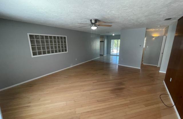 3/2 home located on Lake Chasco in New Port Richey. Gallery 2