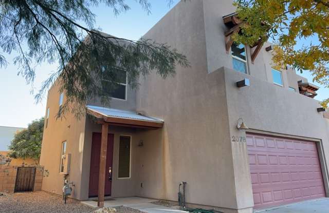 Spacious (over 2000 sq ft) 4 Bedroom Home with 2.5 Bathrooms photos photos