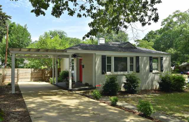 PRE-LEASING FOR July 15th 2026! 2BR 1BA Rosewood home with large backyard Gallery 3
