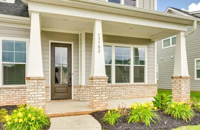 Gorgeous 3 Bed 3.5 Bath home in Phillips Village of Matthews with Primary on the main! Gallery 3