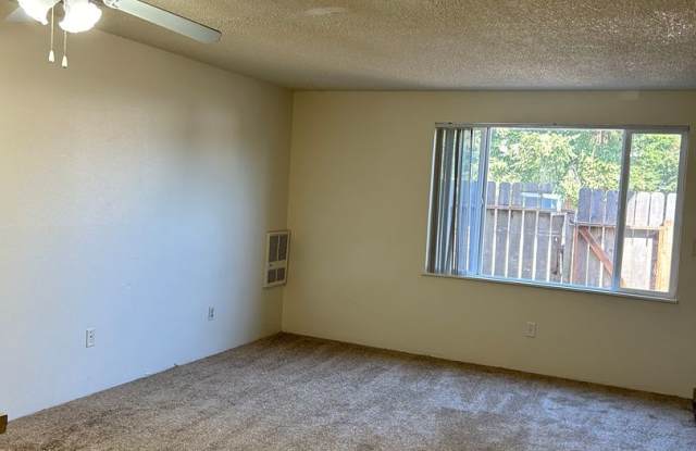 (749) Jackson Square - 2 Bedroom / 1.5 Bathroom Townhome – Albany Gallery 3