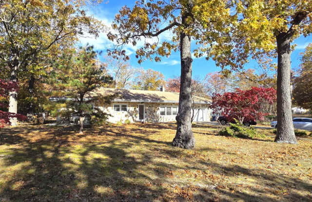 Updated 3 Bedroom with Den/Office Home for Rent Near Beautiful Lakes Gallery 4