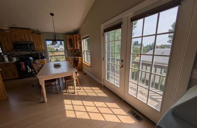 Beautiful 5 Bedroom 3 Bath Cottonwood House Gallery 4