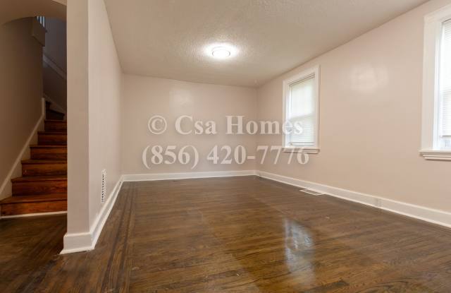 Beautifully Renovated 3 Bed/1 Bath Home in Fairview! Gallery 4