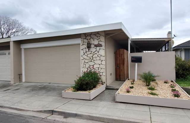 Spacious Home in The Pines, Remodeled Inside, New Heat/A.C, New Kitchen/Bathrooms, Fresh Paint! photos photos