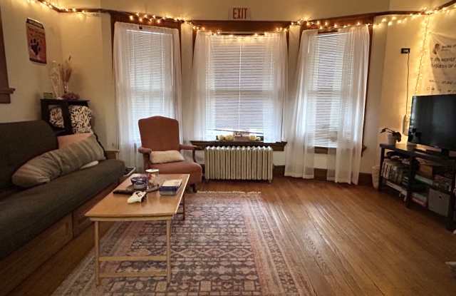 203/205 N. Pickney Street203-1 Gallery 1