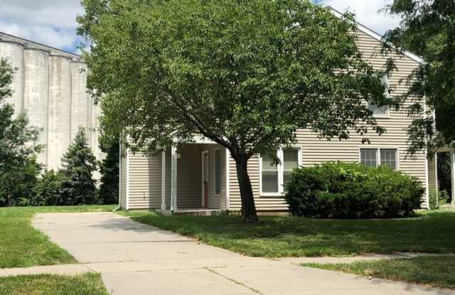 FREE RENT until October 1st! Updated 3 Bedroom Duplex Townhome Gallery 1