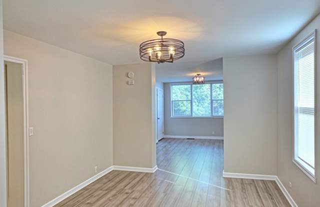 515 W 40th Place Gallery 4
