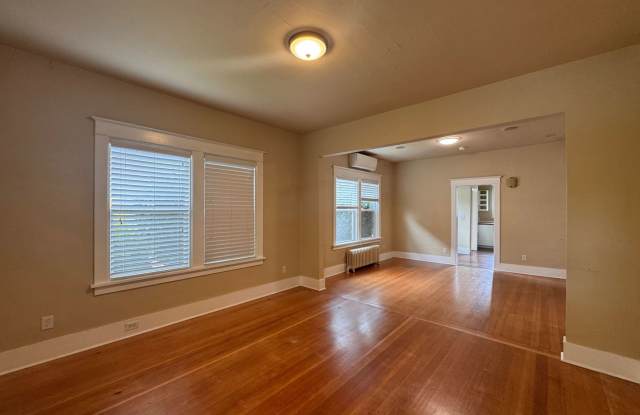 3 bedroom home on large lot in South Park Gallery 4