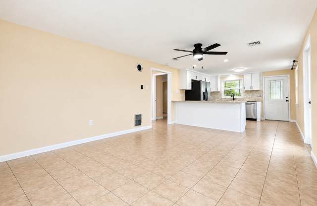 Beautifully Updated Home – Modern Kitchen, Garage & Huge Yard! Gallery 3