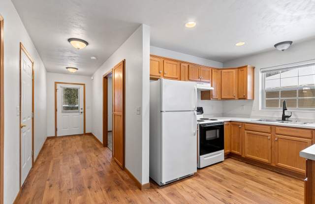 2 Bedroom 1.5 Bathroom Lower Private Entrance Gallery 3