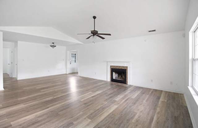 Renovated 4 Bedroom Home! Gallery 4