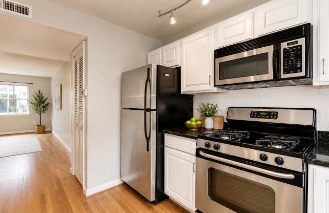 2026 Move-In Special – $500 LEASE SIGNING BONUS!! 2-Bedroom Condo in NE DC – In-Unit W/D & Off-Street Parking!! Gallery 3