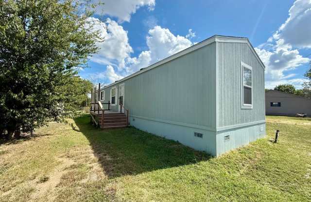 For Rent – Nearly New Home in Elm Mott, TX - 333 South Charles Street, McLennan County, TX 76640